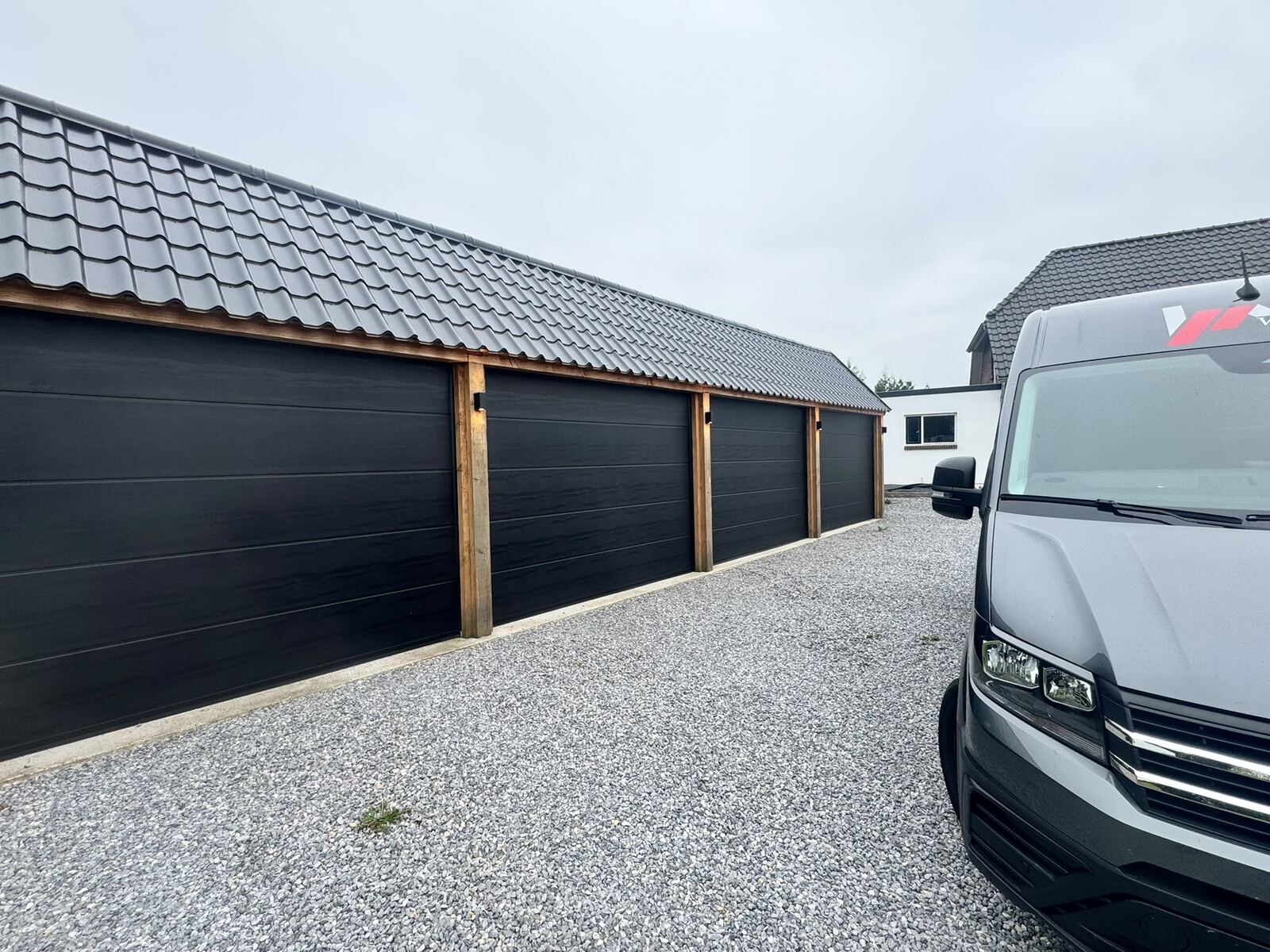 Rij antracietkleurige garagedeuren