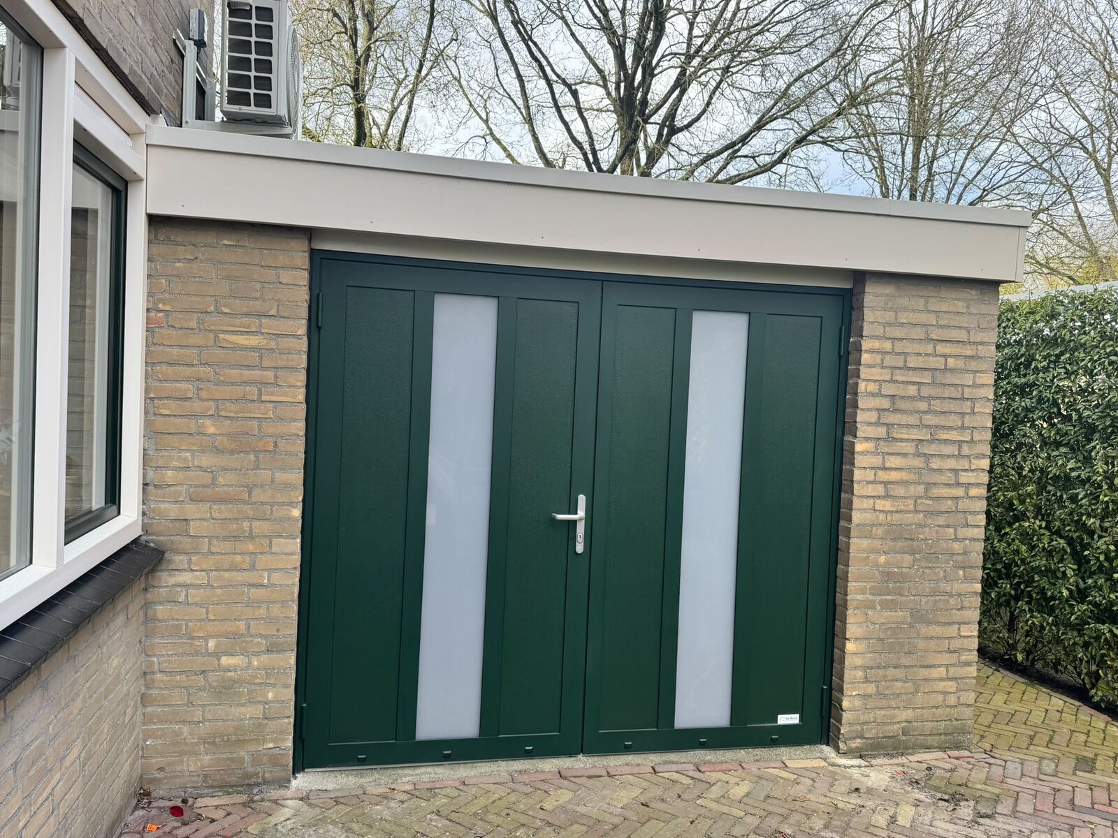 Groene dubbele deur met glasstroken